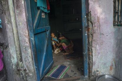 Interior de una infravivienda en Durga Kund, Varanasi.