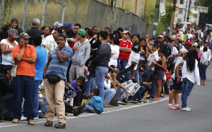 Fila para comprar alimentos na Venezuela.