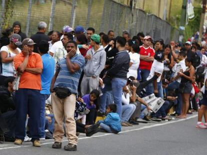 Fila para comprar alimentos na Venezuela.