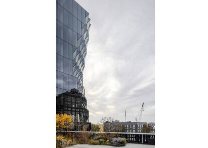 El Meatpacking District de Nueva York no parece agotarse nunca, ya que aún sigue recibiendo nuevos y vistosos inquilinos. El próximo será este edificio de oficinas situado en el número 40 de Tenth Avenue, firmado por Studio Gang, al parecer inspirado en el cosmos y diseñado para atrapar y reflejar los rayos del sol en su superficie de vidrio; aunque en realidad recuerda a una gigantesca gema plantada en medio de la ciudad.