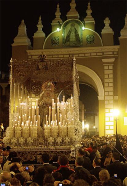 Este año el cielo ha respetado el momento más imporante de la Semana Santa de Sevilla, la <i>madrugá</i>. La multitud se ha echado a la calle después de dos días de lluvia. El año pasado sólo la Esperanza de Triana hizo estación de penitencia debido a las lluvias.