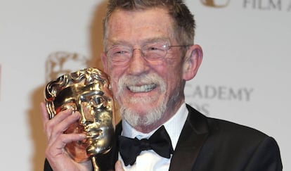 John Hurt, amb el premi BAFTA per la seva contribució al cinema al febrer del 2012.