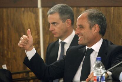 Camps hace un gesto de satisfacción, junto a Ricardo Costa, tras la lectura del veredicto.