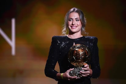 La española Alexia Putellas, jugadora del FC Barcelona, posa tras recibir el premio Balón de Oro femenino, este lunes en París.