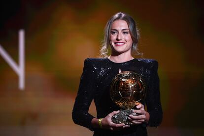 La española Alexia Putellas, jugadora del FC Barcelona, posa tras recibir el premio Balón de Oro femenino, este lunes en París.