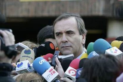 El ministro del Interior, José Antonio Alonso, ayer a la salida de la Dirección General de Tráfico.