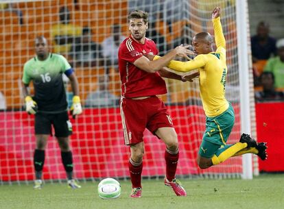 Llorente protege el balón ante el sudafricano Nthethe.