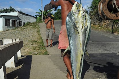 Pescadores en Sierra Maestra. Allí se hundió el último barco de la flota española, el Cristóbal Colón.