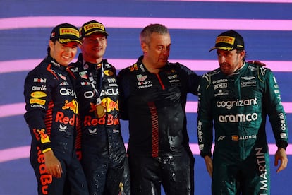 Max Verstappen de Red Bull en el podio después de ganar el Gran Premio de Baréein con Sergio Pérez en segundo lugar y Fernando Alonso de Aston Martin en tercer lugar