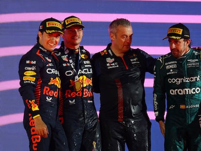 Max Verstappen de Red Bull en el podio después de ganar el Gran Premio de Baréein con Sergio Pérez en segundo lugar y Fernando Alonso de Aston Martin en tercer lugar