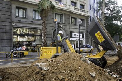 Obras en la avenida Diagonal a la altura de calle de Muntaner.