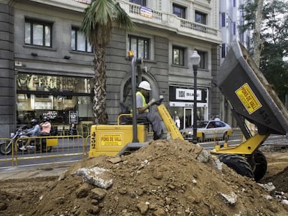 Obras en la avenida Diagonal a la altura de calle de Muntaner.