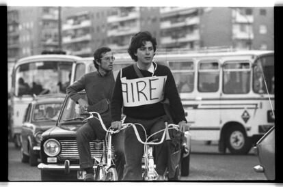 Dos ciclistas reivindican un aire más limpio en la ciudad de Madrid, afectada por una importante contaminación en el otoño de 1977 tras varias semanas de anticiclón.