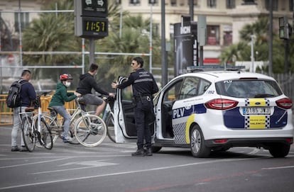 La policía pide a los turistas en Valencia que se marchen a sus alojamientos.
