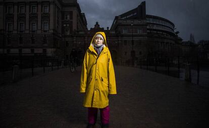 Greta Thunberg, activista sueca medioambiental de 16 años, junto al parlamento sueco, en Estocolmo.