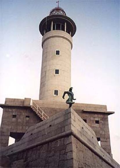 Faro de Punta Nariga, obra del arquitecto pontevedrés César Portela.