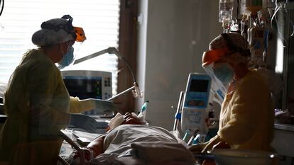 Sanitarios atienden a un paciente de la covid-19 en el hospital Ramón y Cajal de Madrid.