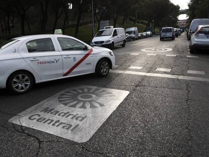 Un taxi pasa por una señal de Madrid Central.