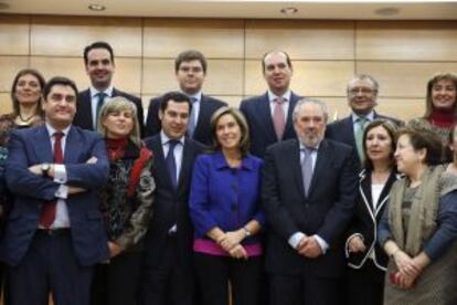 La ministra de Sanidad, Servicios Sociales e Igualdad, Ana Mato (centro), junto a los consejeros auton&oacute;micos del ramo asistentes a la reuni&oacute;n del Consejo Territorial de Servicios Sociales y del Sistema para la Autonom&iacute;a y Atenci&oacute;n a la Dependencia.