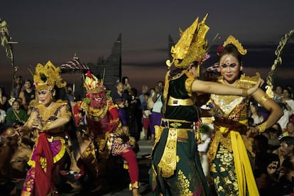 Una de las varias danzas balinesas, el kecak, recrea la participación de los simios de la India al mando del rey mono Hanuman en la batalla para rescatar de las garras del demonio de Lanka a Sita, esposa del dios Rama. Hasta 150 bailarines pueden intervenir en esta representación de la epopeya hindú del ‘Ramayana’, que fue creada en los años treinta del pasado siglo y en la que no hay acompañamiento musical, tan solo el sonido de los bailarines y el coro. Los escenarios ideales para disfrutarlo son el templo sobre el arrecife surfero de Uluwatu (en la imagen) y en el Palacio Real, y templos como el Taman Saraswati en la ciudad de Ubud, el corazón geográfico y cultural de la Bali (<a href="https://elviajero.elpais.com/elviajero/2018/03/14/album/1521044648_511634.html" target="_blank">Indonesia</a>).