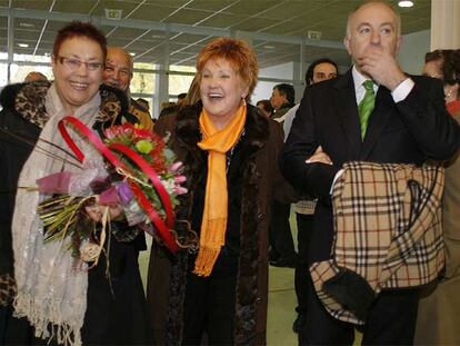 Ana Kiro, flanqueada por una amiga y por el presentador de la Televisión de Galicia, José Manuel Gayoso.