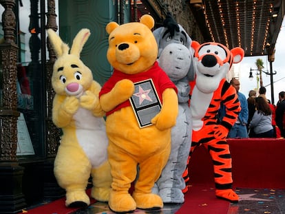 Winnie The Pooh posa en el Paseo de la Fama de Hollywood.