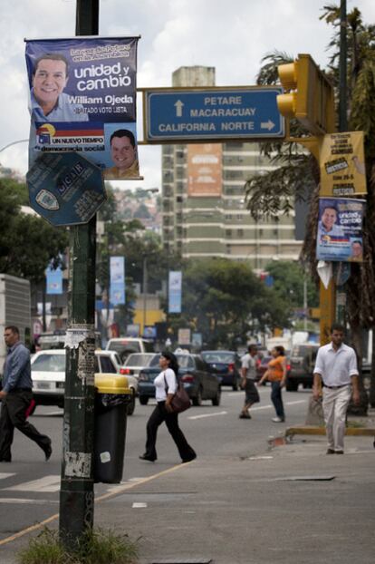 Carteles electorales en Caracas en el inicio de campaña para las legislativas del 26 de septiembre.