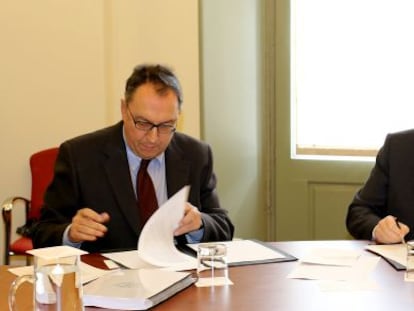 Llu&iacute;s Bassets y Ferran Mascarell, en el momento de la firma.