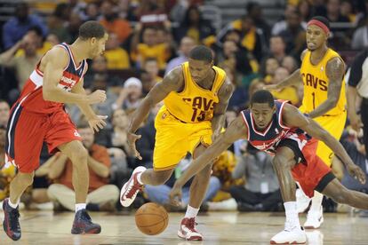 Sloan, de los Cleveland Cavaliers, pelea por el balón ante Pargo (izq.) y Jordan Crawford, de los Washington Wizards