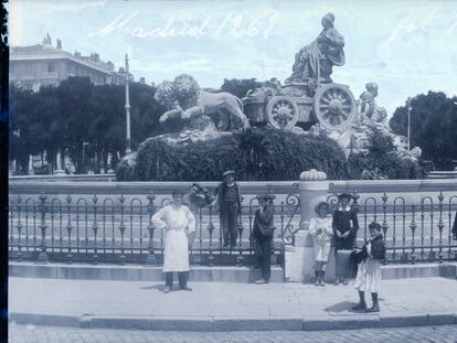 Fuente de la Cibeles en una de las imágenes que la Fototipia Thomas reproducía en postales