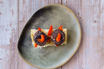 Tapa de morcilla de burgos con pimiento rojo.