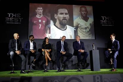 Roberto Di Matteo, Jay-Jay Okocha, Alex Scott, Andriy Shevchenko y Peter Shilton durante el anuncio de los finalistas al The Best FIFA.