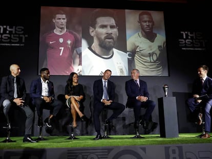 Roberto Di Matteo, Jay-Jay Okocha, Alex Scott, Andriy Shevchenko y Peter Shilton durante el anuncio de los finalistas al The Best FIFA.