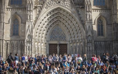 Un grupo de turistas se fotograf&iacute;a ante la fachada de la catedral de Barcelona.
