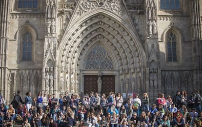 Un grupo de turistas se fotografía ante la fachada de la catedral de Barcelona.