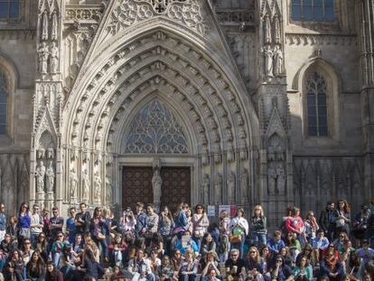 Un grupo de turistas se fotograf&iacute;a ante la fachada de la catedral de Barcelona.