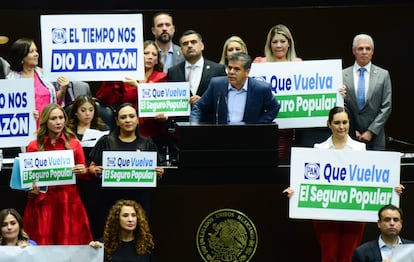 Román Cifuentes Negrete junto a otros diputados federales del PAN durante la sesión respecto a la Ley General de Salud, este martes en Ciudad de México.