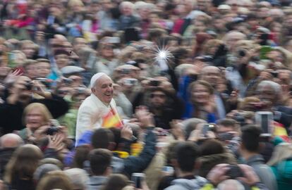 El papa Francisco a su llegada a la audiencia general semanal en la Plaza de San Pedro en el Vaticano.