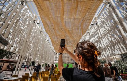 Una persona fotografía el monumento 'Ágora València’ durante su apertura y la presentación de sus actividades como capital del diseño 2022, en la Plaza del Ayuntamiento, a 16 de junio de 2022, en Valencia.