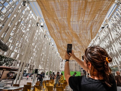 Una persona fotografía el monumento 'Ágora València’ durante su apertura y la presentación de sus actividades como capital del diseño 2022, en la Plaza del Ayuntamiento, a 16 de junio de 2022, en Valencia.
