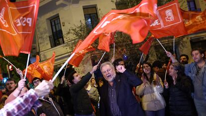 MADRID, 24/04/2024.- Varias personas participan este miércoles en una manifestación en apoyo al presidente del Gobierno, Pedro Sánchez, frente a la sede de los socialistas en la calle Ferraz de Madrid, horas después de que anunciase que cancela su agenda pública para reflexionar si renuncia o no al cargo.