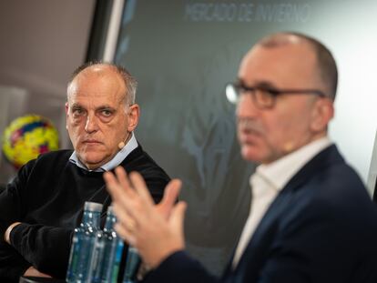 El presidente de la Liga Nacional de Fútbol Profesional, Javier Tebas, y el director general corporativo, Javier Gómez, ayer en Madrid.