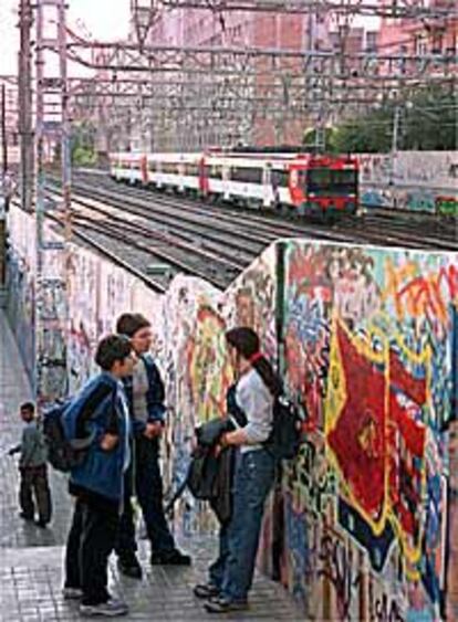 Una perspectiva de las vías de Renfe y metro en el barrio barcelonés de Sants.