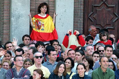 Barceloneses presencian el desfile conmemorativo del Día de las Fuerzas Armadas, en Barcelona, en junio de 2000.