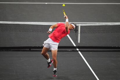 Rafael Nadal, durante una jugada frente a Carlos Alcaraz.