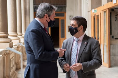 El secretario general de los socialistas andaluces, Juan Espadas, a la izquierda, conversa con el presidente de la Diputación de Jaén y secretario provincial del PSOE jiennense, Francisco Reyes, el sábado en Jaén.