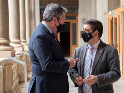 El secretario general de los socialistas andaluces, Juan Espadas, a la izquierda, conversa con el presidente de la Diputación de Jaén y secretario provincial del PSOE jiennense, Francisco Reyes, el sábado en Jaén.