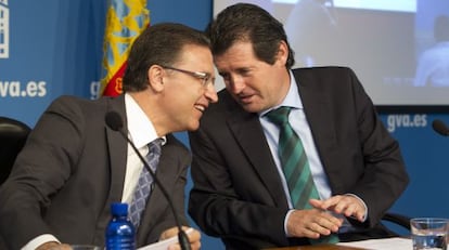 El consejero de Gobernación, Serafín Castellano, junto al portavoz del Consell, José Ciscar, tras el pleno del Consell.