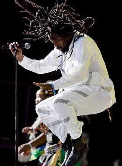 Lucky Dube, durante una actuación en el concierto Live 8 en Johanesburgo, en julio de 2005.