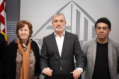 La presidenta de Hábitat 3, Carme Trilla, el alcalde de Barcelona, Jaume Collboni, y el Síndic de Greuges de Barcelona, David Bondia, este viernes en Barcelona. 